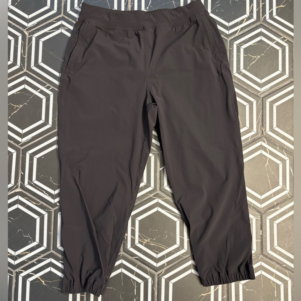 Lululemon Adapted State High Rise Cropped Joggers. Size 10, Black